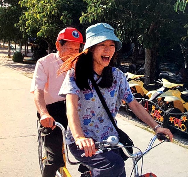 翁帆|杨振宁精神矍铄与妻子合体亮相，44岁翁帆发福水肿，憔悴了不少