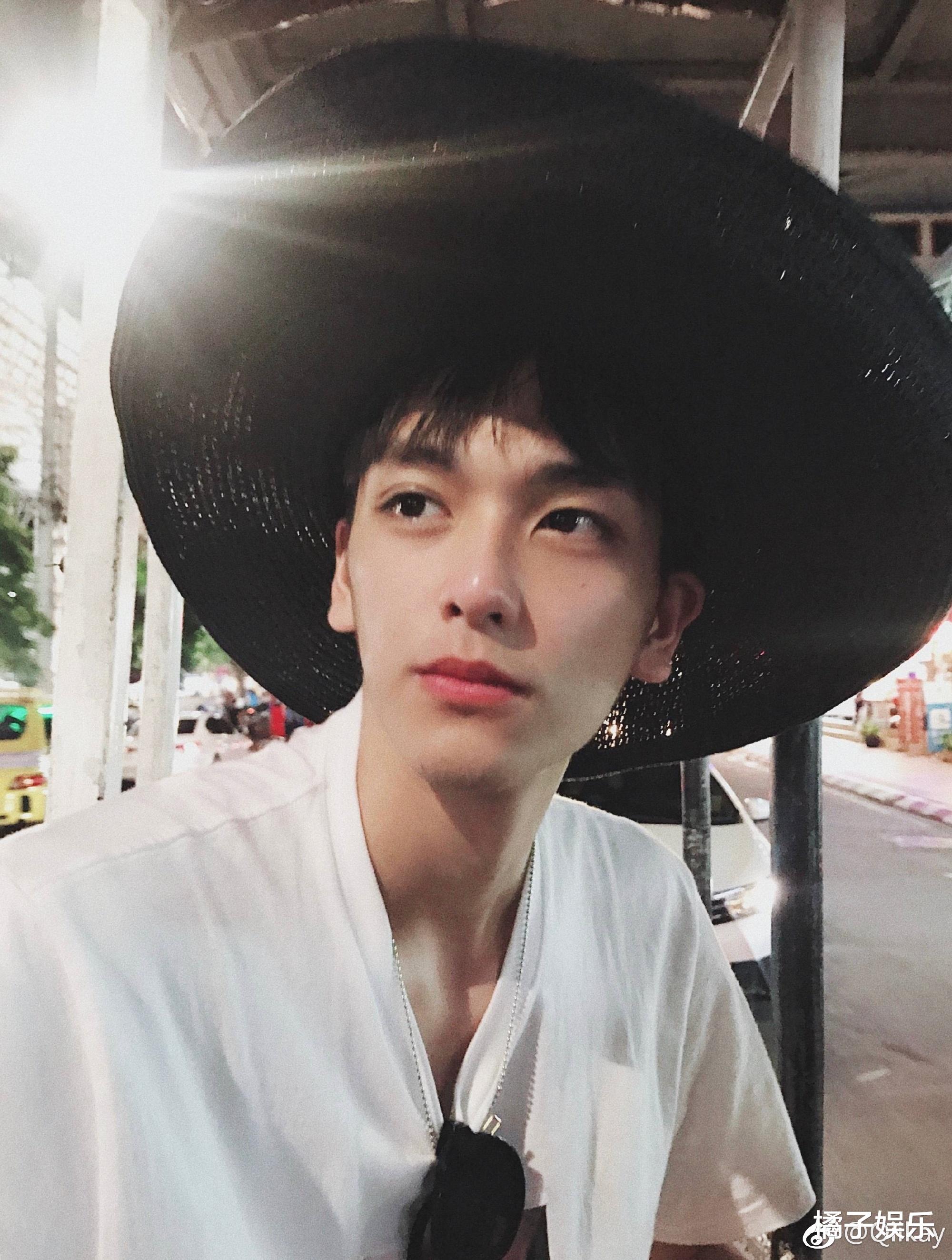 公认校草靠脸火了3年,每提素人帅哥必有这张神照,出道考虑下?