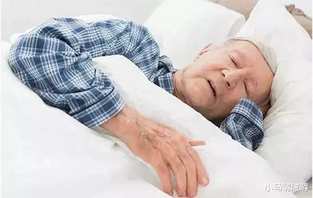 [肝脏]56岁男子，突发脑溢血，抢救后留下偏瘫，这东西再好喝，也尽量少碰