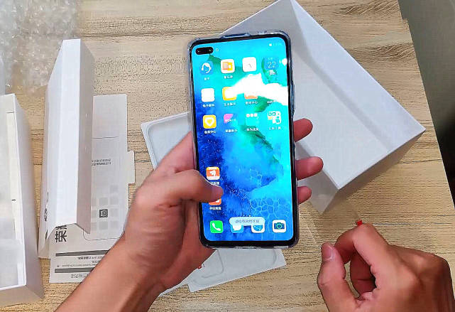 华为荣耀|相比于荣耀V30Pro，荣耀V30：这次或许不能“交朋友”了！