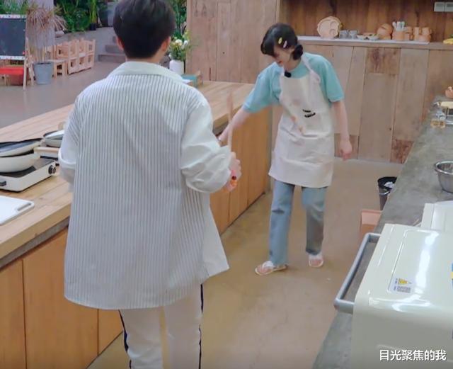 郑爽|有种不避嫌叫郑爽，独处时为张新成穿围裙，伸手系腰间带时，懵了