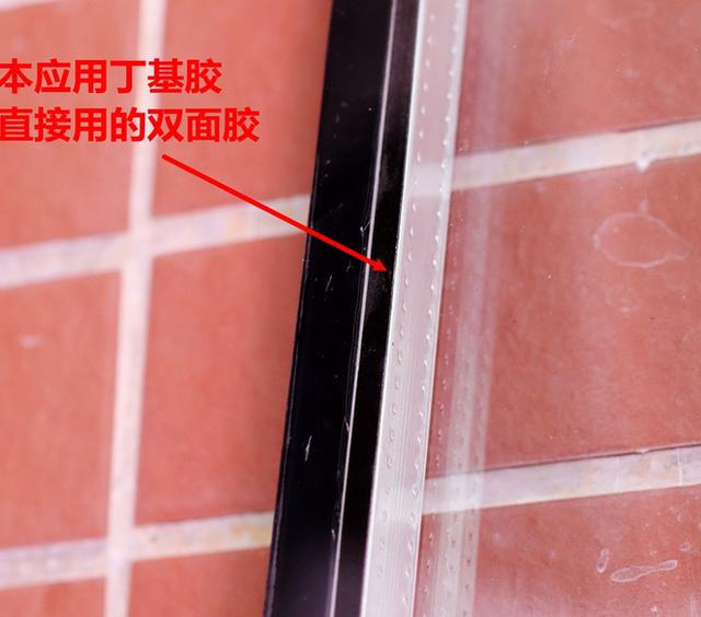 |感觉上当了！刚换的断桥铝门窗，现在气温低，窗框和玻璃上都是水