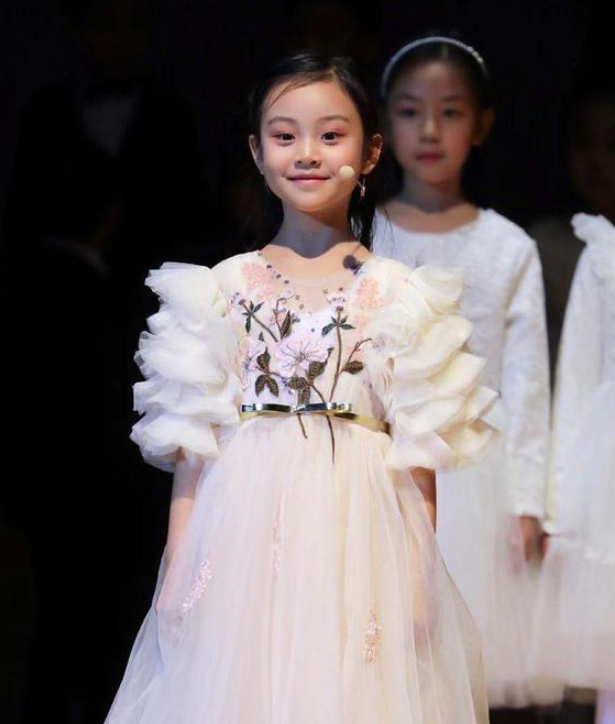 贾云馨|李小璐罕晒娃，母女仅穿睡衣床上打闹，甜馨快速发育越长越像爸爸