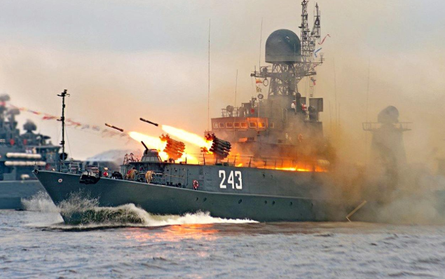 伊朗▲伊朗终于忍无可忍!对航母展开猛烈轰炸,海面燃起巨大的火球!