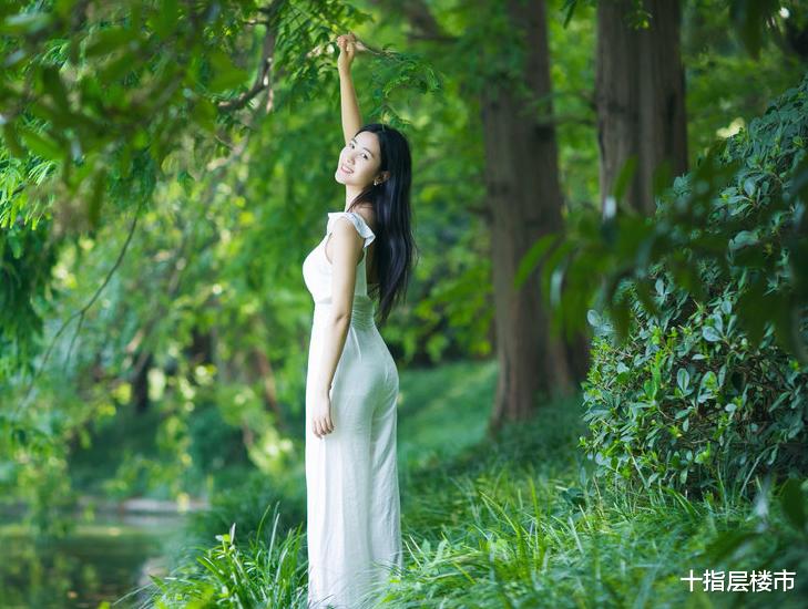 网红“森系女神”穿上白色连体裤，森林中像一朵野蔷薇