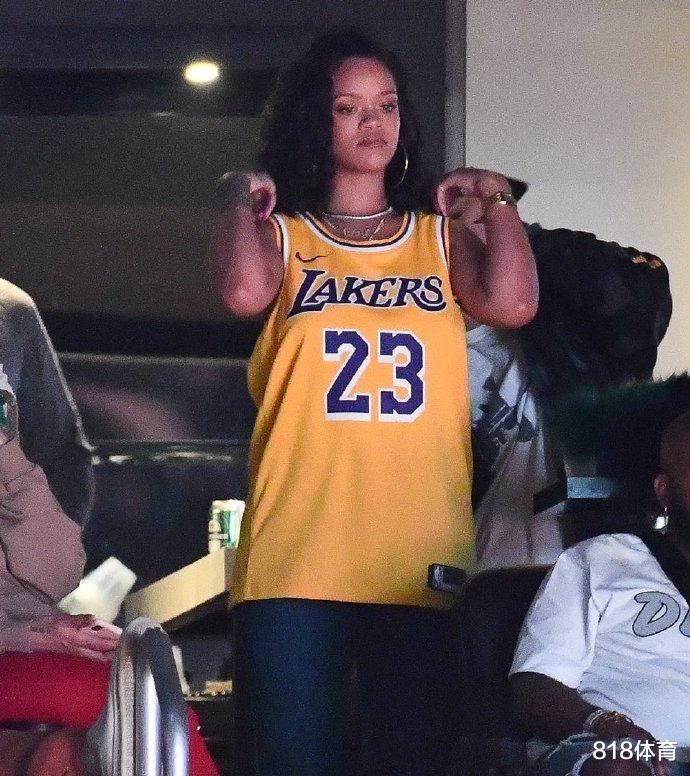 唐艺昕|最爱詹皇! 蕾哈娜为湖人夺冠献唱皇后乐队名曲: 我们是冠军