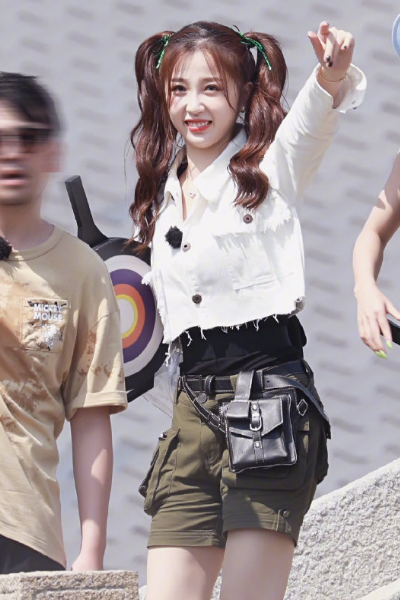 孔雪儿▲THE9参加极限挑战路透，刘雨昕工装风亮相，孔雪儿走路姿势引热议