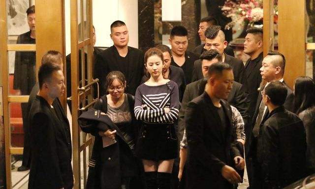 刘亦菲■16年前她为刘亦菲撑伞,16年后她甩刘亦菲一大截,风水轮流转