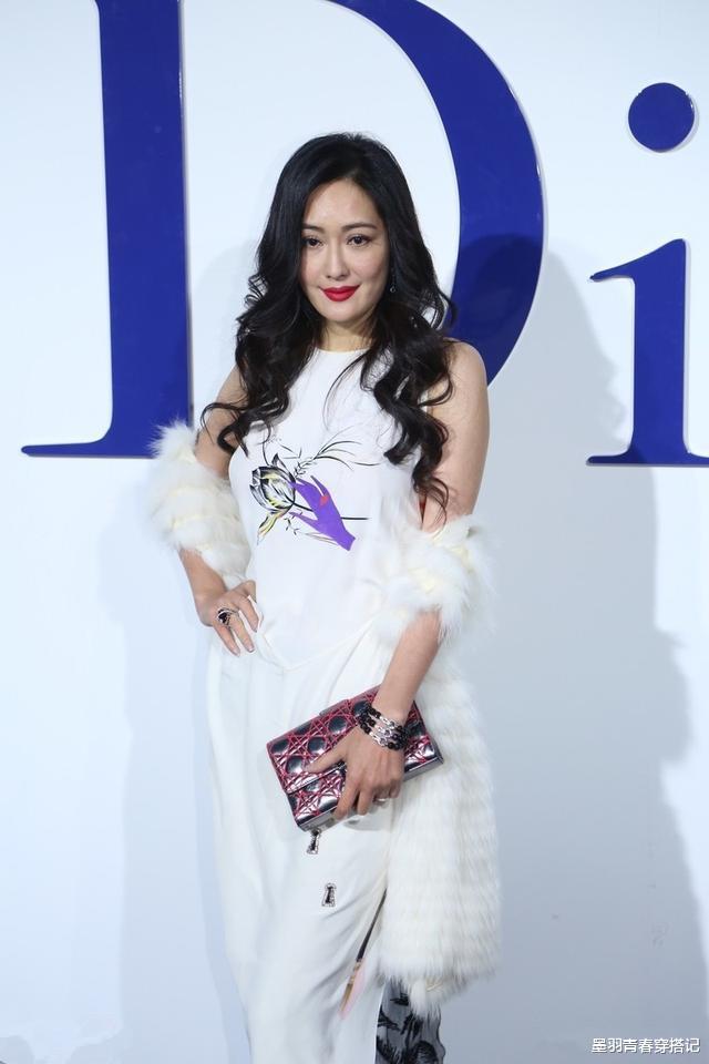 孟广美|53岁孟广美风韵犹存，白裙配皮草优雅高贵，红唇卷发女人味十足