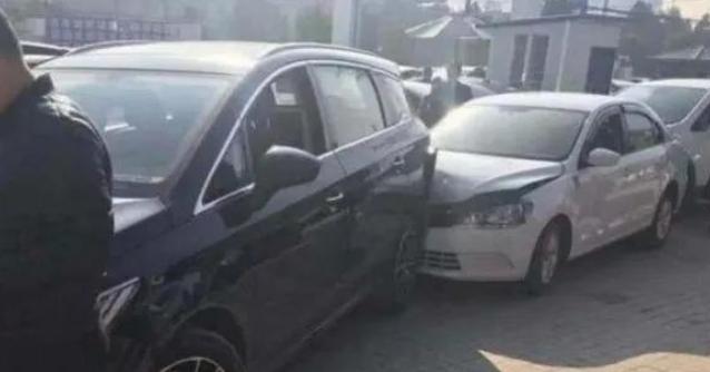 [试驾]男子去大众4S店试驾，撞坏十几辆新车：你们油门刹车装反了不怪我