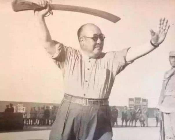 马鸿逵@为逃避新中国制裁，他带七吨半黄金出逃，死前盼望回国安葬