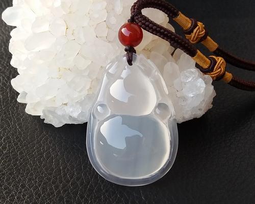 玉髓|辨别最容易混淆的2种玉石：玉髓、翡翠的方法！