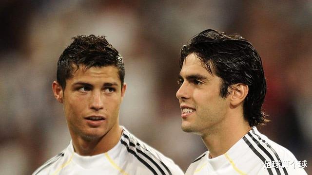 马塞洛▲C罗微笑着准备付钱，卡卡坐在后座开心大笑，司机一脸不耐烦