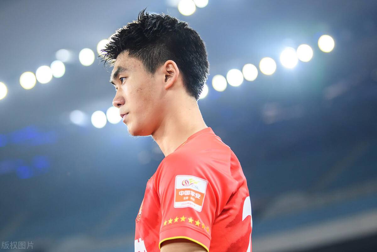广州恒大|恒大中卫位置又迎来新面孔挑大梁，本轮表现可圈可点，曾留洋海外