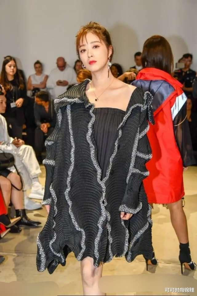 蒋欣：蒋欣瘦下来超自信！穿麻袋款针织衫同框张俪，大四岁气质仍完胜