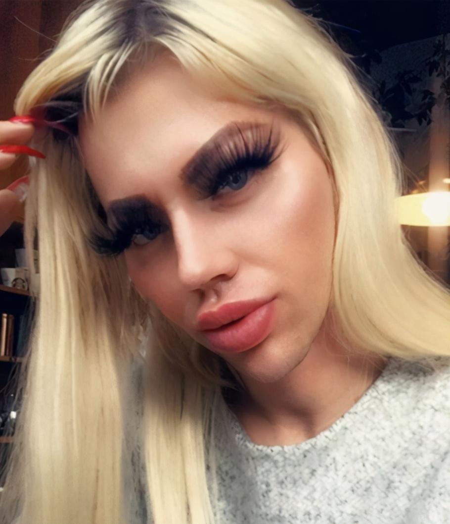 睹图|男子为让自己像芭比娃娃花13万整容，如今因找不到女友烦恼