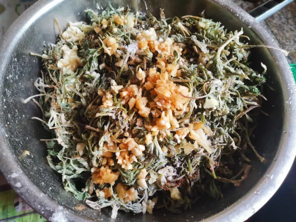 「白蒿」长在路边“护肝菜”,每天吃一盘,排出毒素,口臭消失,肝脏健康了