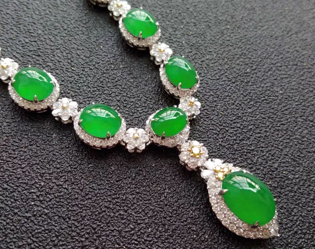 「翡翠」美女用两万买下的翡翠原石，结果却她切出了满色极品冰阳绿！