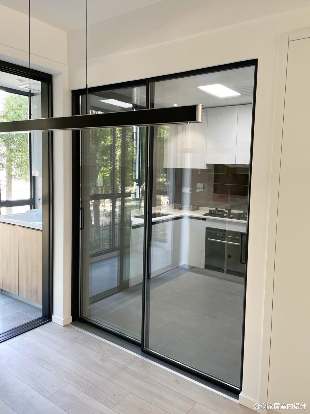 |她家极简的装修，全屋铺木地板，打扫干净还没布置家具就很漂亮！