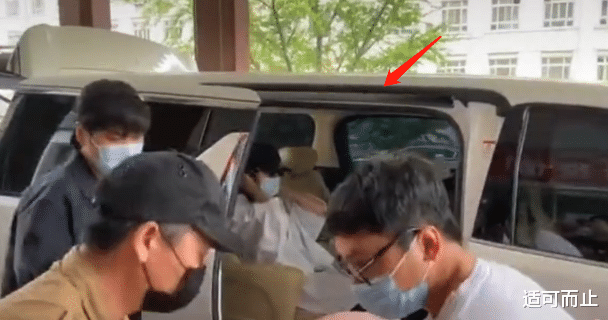 #唐艺昕#唐艺昕产女出院，谁注意到走路的姿势？顺产还是剖腹产一目了然！