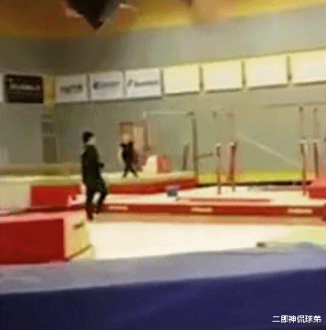 |“女子睡一觉醒来后脖子青了一块，怎么回事？”哈哈哈来我家治