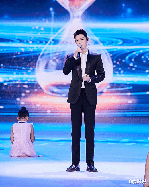 发型|肖战换错发型像“整容”,剃寸头变方脸老5岁,终于看出快30岁