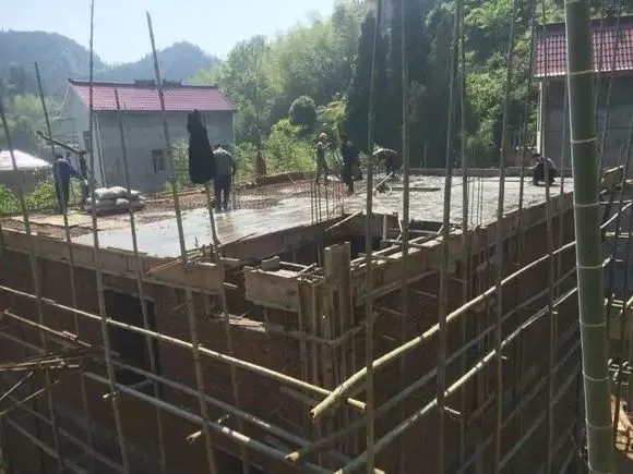 「」实拍丨外地农民工回乡盖自建房，三层主体不到40万全搞定