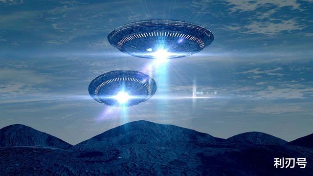 「UFO」日本上空出现UFO：上面是个大白球，下面有一个十字状物体