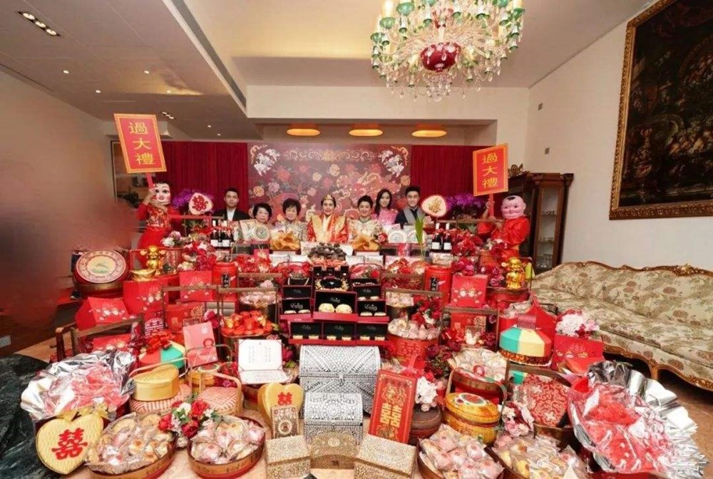 何超盈|赌王爱女何超盈，怀孕就变“月半”，如今为陪孩子狂跳“郑多燕”