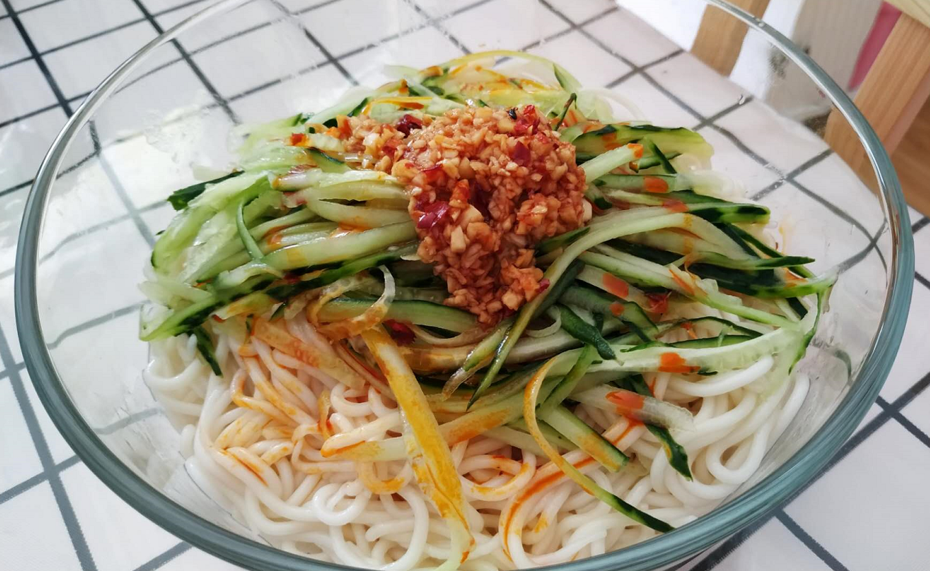 【凉面】天热了，每天都想吃这碗凉面，10分钟上桌，清凉爽口，比买的好吃