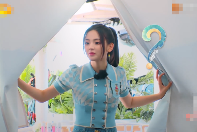 杨超越|张亮特意蹭掉了手上的油，跟杨超越握手，谁注意她的反应，暴露素质