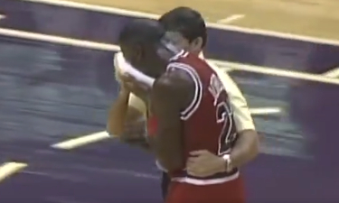 「马龙」邓肯害怕，“海军上将”被打出阴影，当年马龙打NBA究竟有多猛？