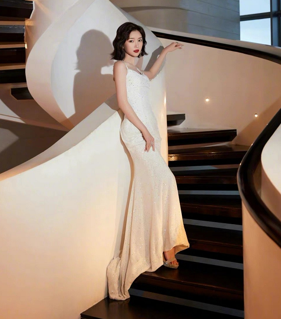 刘海|毛晓彤没了刘海越来越自信，站模型前看她腰围对比，女生都自闭了！