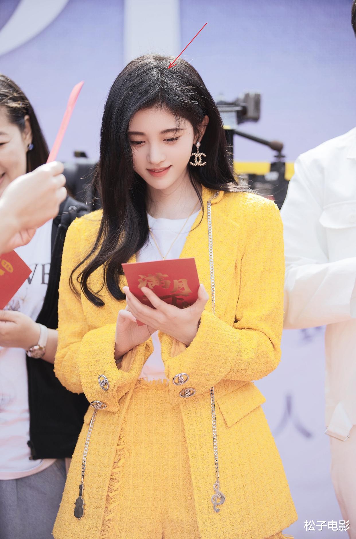 鞠婧祎|鞠婧祎亮相新剧开机仪式,头发多到连发缝都没有,被质疑戴假发套
