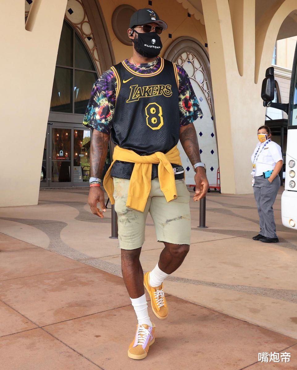 湖人队|开局3分钟黑马投降，湖人15-0打出三节垃圾时间，詹皇大笑轰10米三分