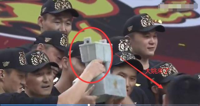 易建联|泪奔！易建联刚要举冠军鼎，谁注意姚明这举动，阿联中断举鼎安慰姚明