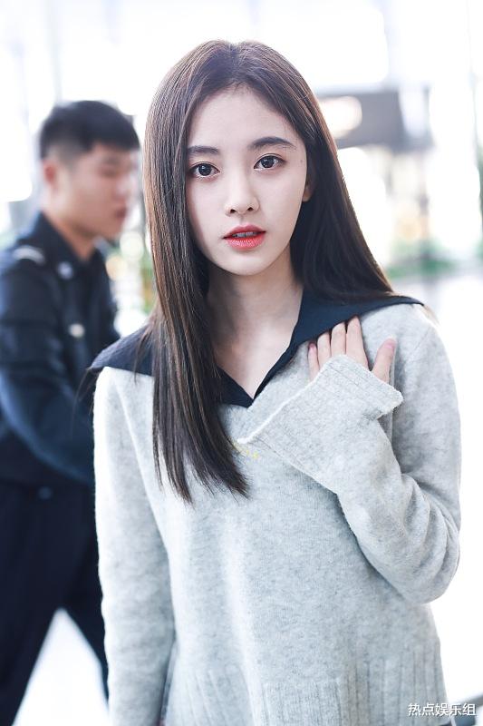 「人物设定」鞠婧祎14岁：美女，18岁：没法看，20岁：仙女，网友：长相穿越？