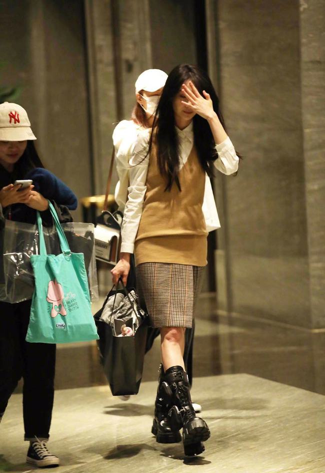 明星素颜|郑爽又素颜出镜录制宣传片，皮肤白皙气质清新，俏皮吐舌状态好