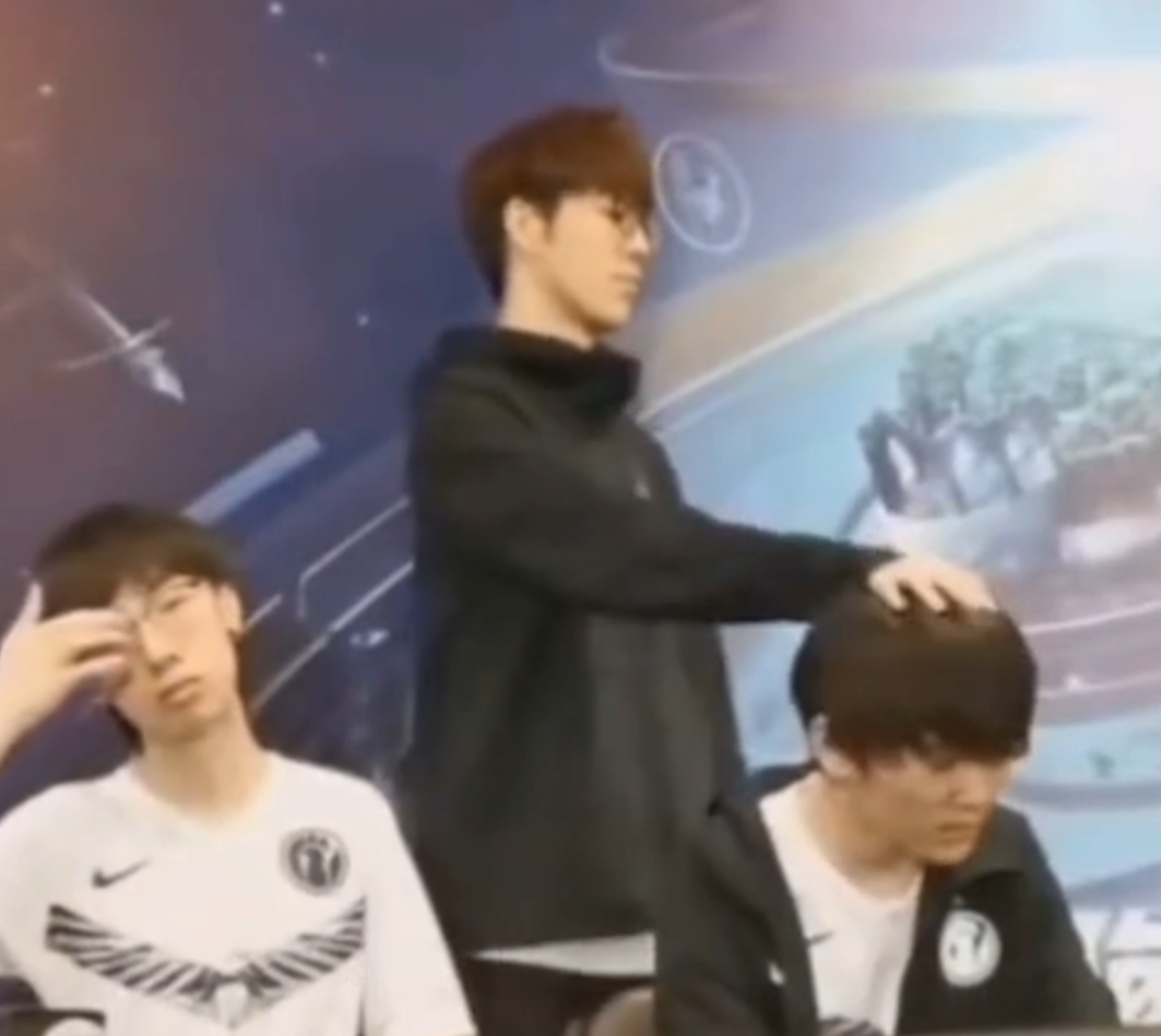 rookie|IG 3C在后台擦肩而过,Rookie看到JKL比看到小钰还开心!