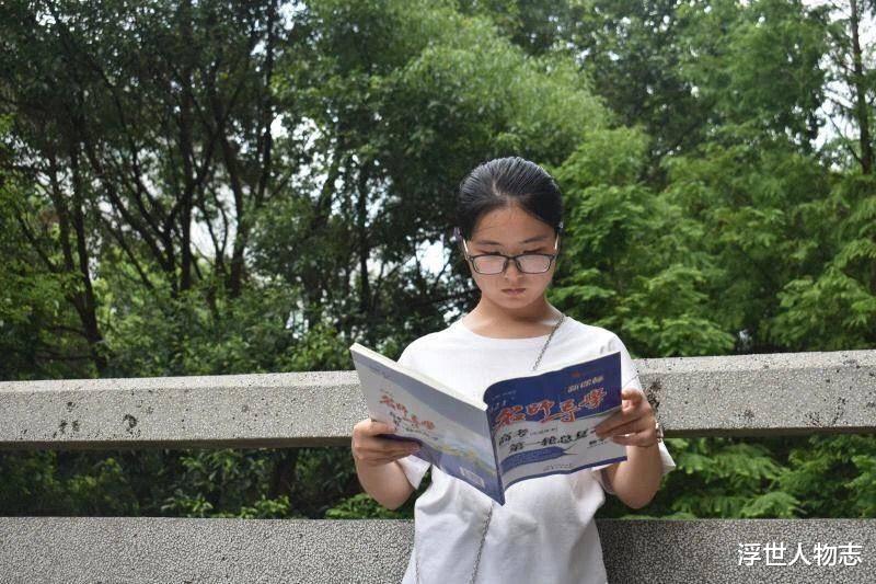 浮世人物志|从留守女孩到考入北大，钟芳蓉入学前落泪，只因谈到了父母