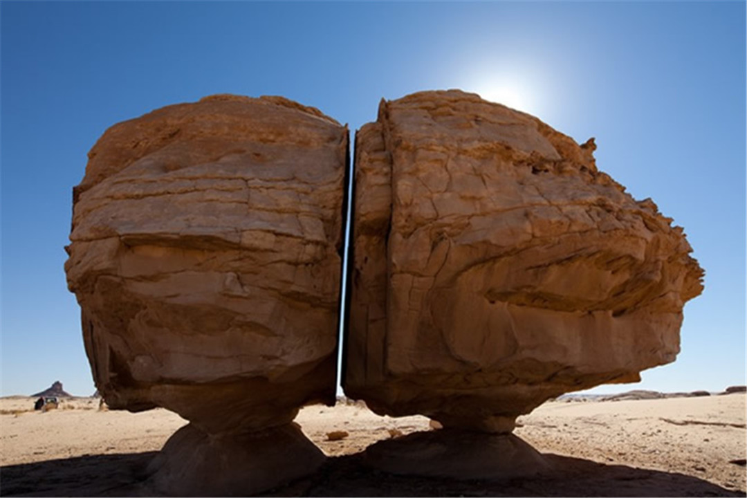 科学家|沙漠上一块4000年前的巨石，被精准切成两半，却不是人类干的！