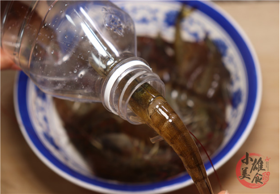 食材|才知道，大虾直接放冰箱保存就错了，教你一招，和鲜虾的一样好吃