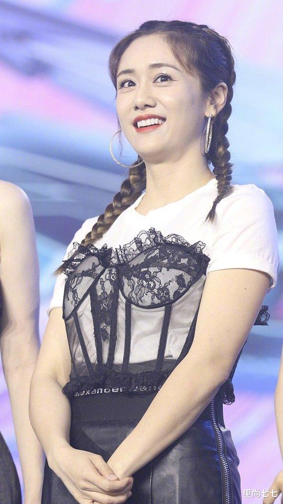 『姐姐』姐姐发布会生图！张萌口红粘牙，刘芸满脸皱纹，黄圣依发型似妲己