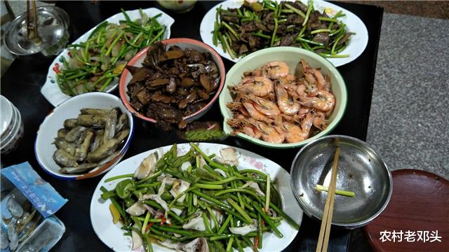 蒜苗|搬新家请亲戚吃饭,我花半天准备一桌菜,饭后婆婆给了个大红包!
