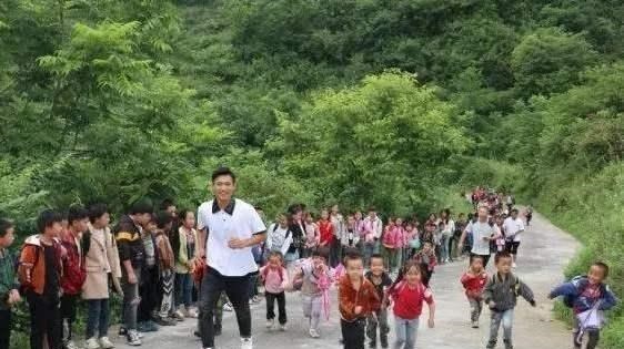 教师▲我，90后乡村男教师，月薪3000，无房无车无对象，该不该辞职？