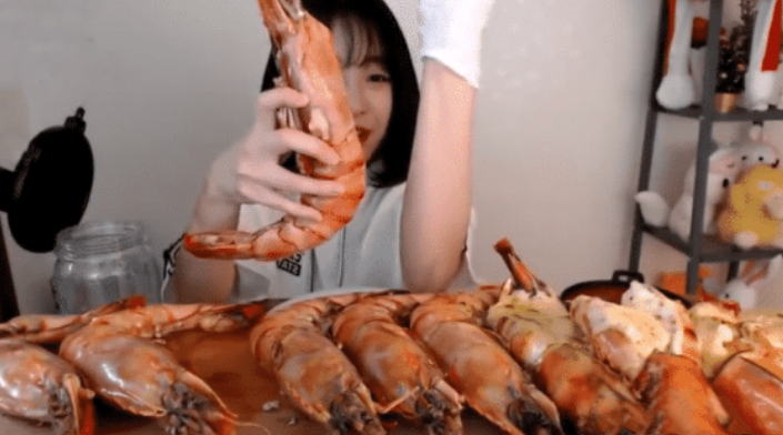 |大胃王吃15只“虎皮大虾”，掰开一看露馅了，网友：吃不起别装！