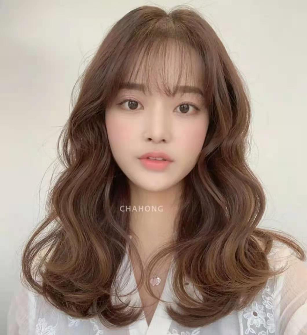 发型|适合18岁到40岁女人的卷发，年轻人烫简约时尚，中年人烫洋气减龄