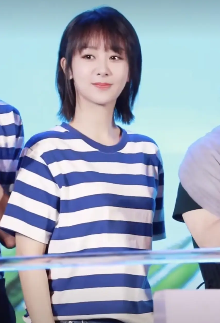 短发|想掐杨紫脸！新剧造型少女感十足！短发搭配海军条纹t恤真嫩出水