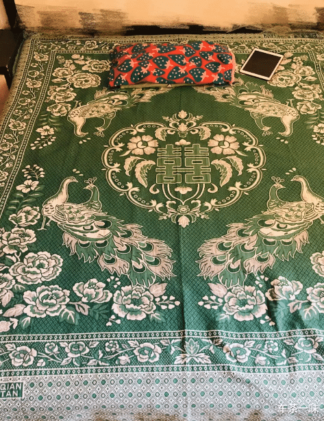 毛毛虫：“钓鱼钓出来个破石头，看起来很值钱”还是放回去心里踏实点！哈哈