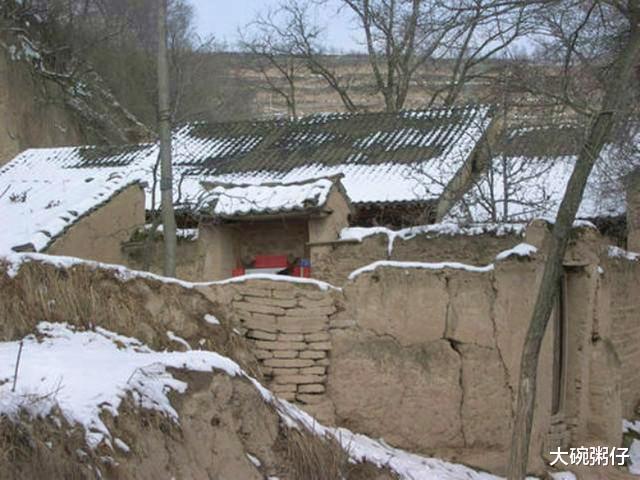 社会养老|儿媳虐待老汉多年，政府揭开他身份后，才后悔不已